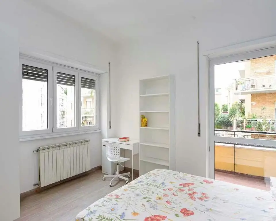 Schlafzimmer; tageslicht, holzboden