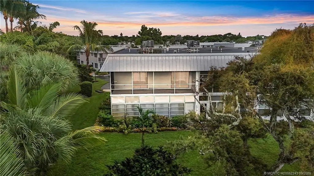 Maison et environs; vue, lumière naturelle