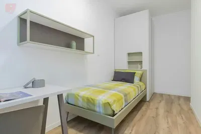 Camera da letto; pavimento in legno, luce naturale, stile moderno