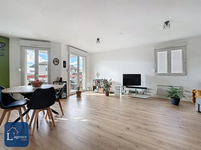 Хол; дървен под, естествена светлина, модерен стил