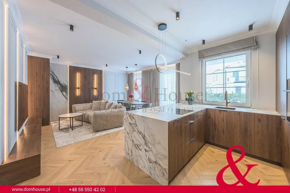 Кухиња; поглед, дрвени под, природно светло, модерни стил