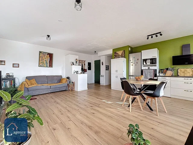 Wohnzimmer; holzboden, tageslicht, moderner stil, küchengeräte