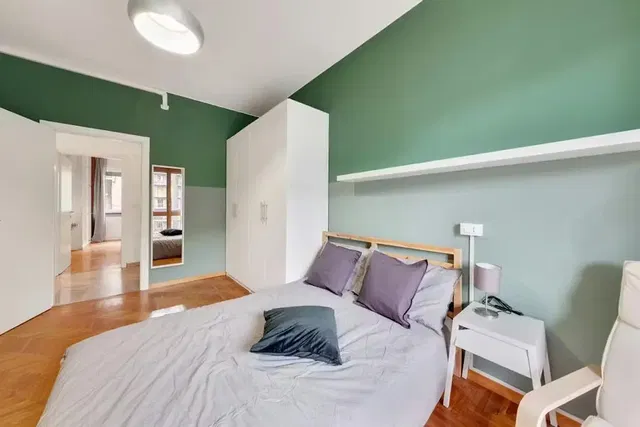 Camera da letto; pavimento in legno, luce naturale