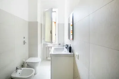 Toilette; fliesenboden, tageslicht, renoviert