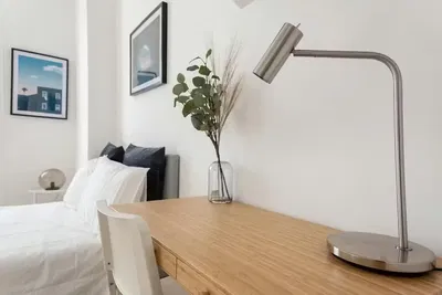 Yatak odası; doğal ışık, modern stil