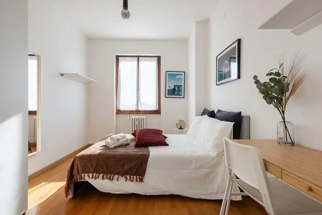 Schlafzimmer; tageslicht, holzboden