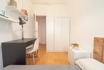 Camera da letto; pavimento in piastrelle, luce naturale