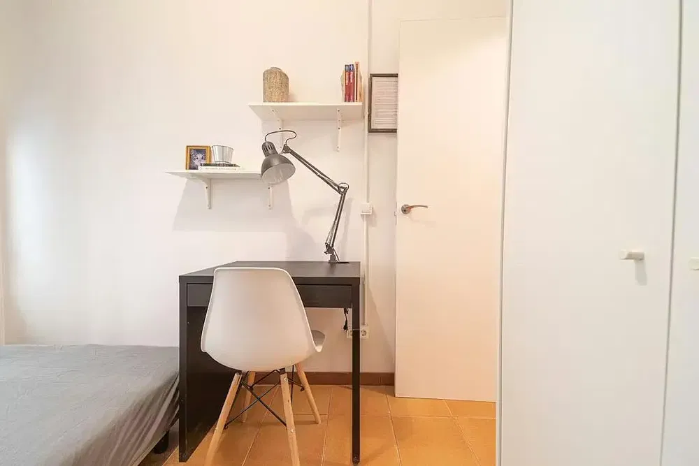 Chambre; carrelage, lumière naturelle