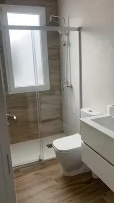 Μπάνιο; πλακάκια, φυσικό φως, ανακαινισμένο