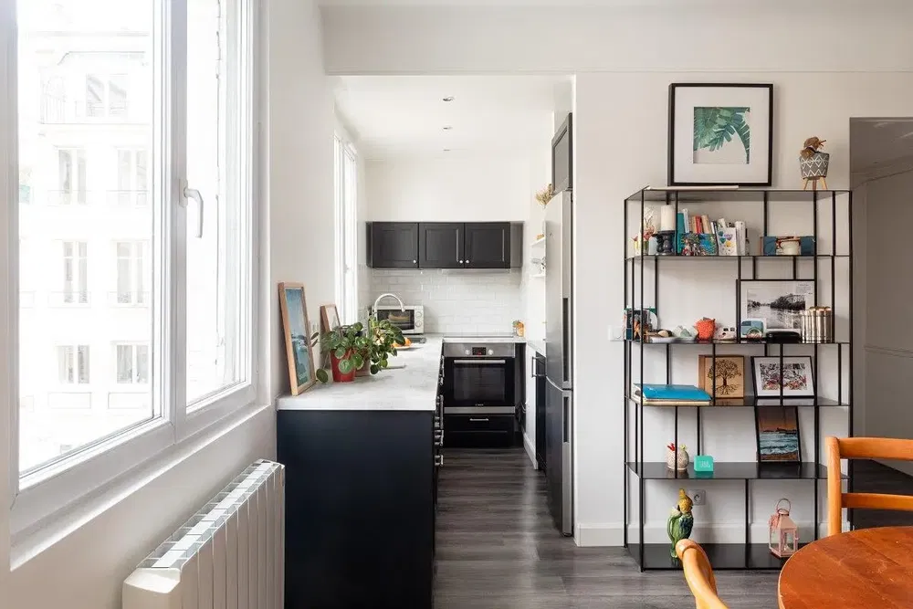 Küche; küchengeräte, tageslicht, moderner stil