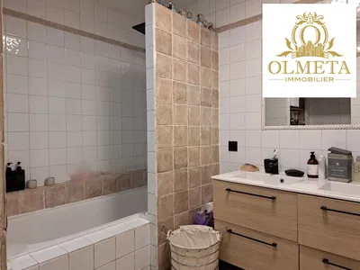 Badezimmer; fliesenboden, renoviert, tageslicht, moderner stil