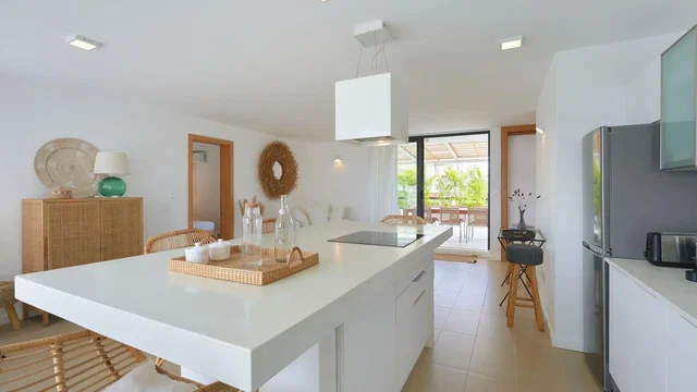 Keuken; natuurlijk licht, moderne stijl, tegelvloer