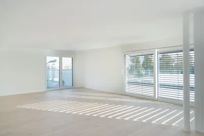 Soggiorno; luce naturale, pavimento in legno