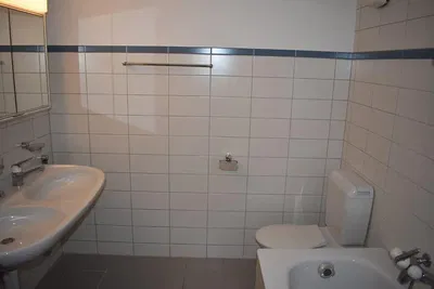 Bagno; pavimento in piastrelle, luce naturale