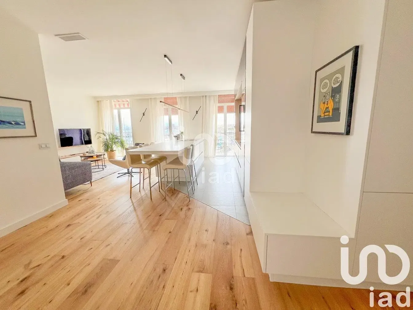 Living room; wood floor, natural light, modern style