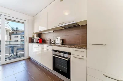 Cucina; elettrodomestici, vista, pavimento in piastrelle, luce naturale