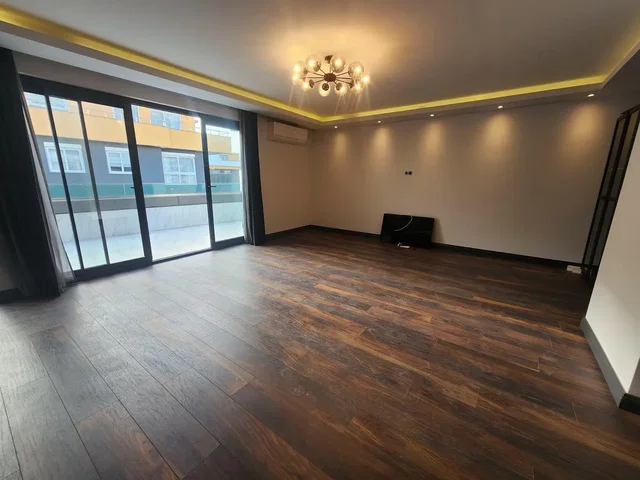 Wohnzimmer; blick, tageslicht, holzboden, renoviert