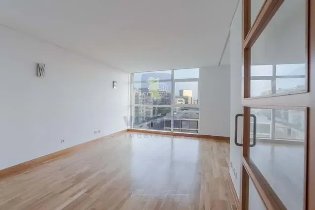 Sala de estar; vista, chão de madeira, luz natural