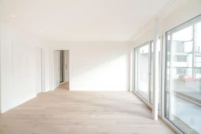 Soggiorno; luce naturale, pavimento in legno, vista