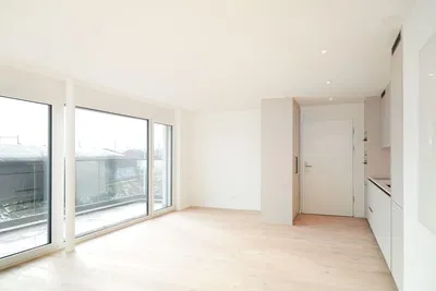 Soggiorno; vista, pavimento in legno, luce naturale, stile moderno