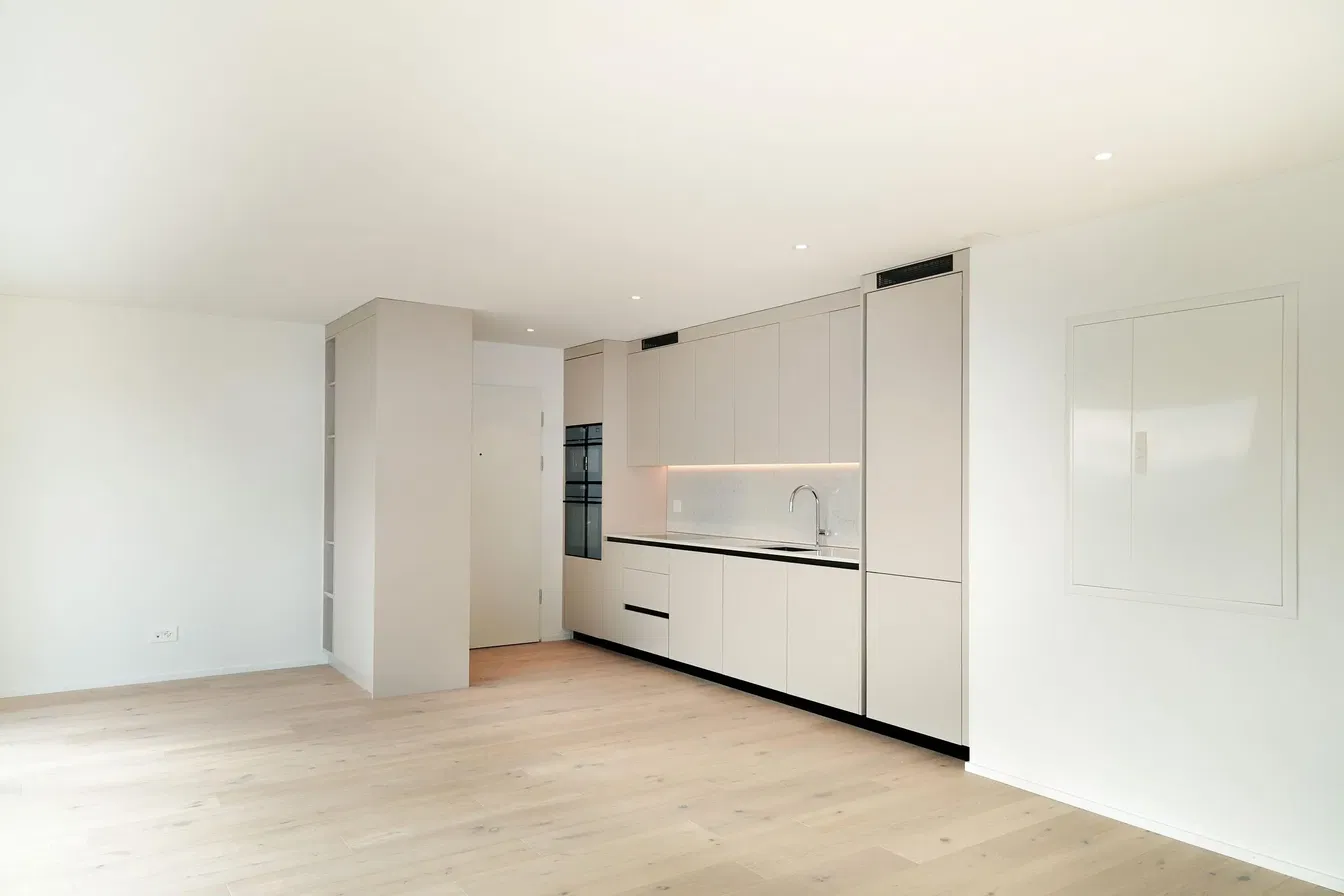 Cucina; pavimento in legno, ristrutturato, luce naturale, stile moderno