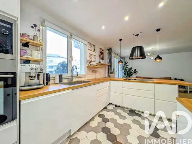 Küche; küchengeräte, tageslicht, moderner stil, fliesenboden