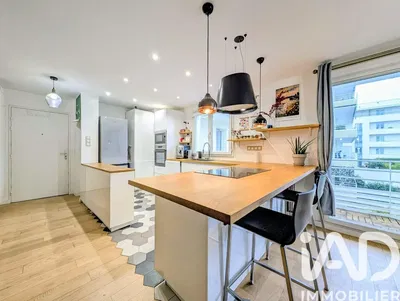 Küche; küchengeräte, holzboden, tageslicht, moderner stil