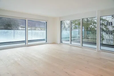 Хол; гледка, дървен под, естествена светлина