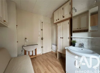 Bagno; pavimento in piastrelle, pavimento in legno, luce naturale