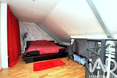Schlafzimmer; holzboden, tageslicht, moderner stil