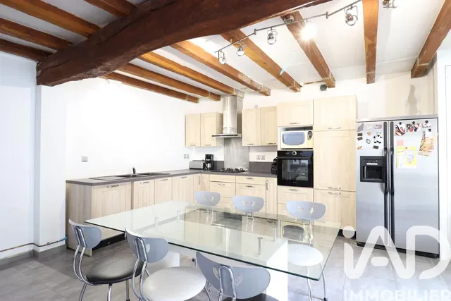 Κουζίνα; συσκευές κουζίνας, ξύλινες δοκούς, πλακάκια, φυσικό φως, μοντέρνο στυλ