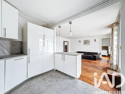 Cuisine; carrelage, lumière naturelle, style moderne