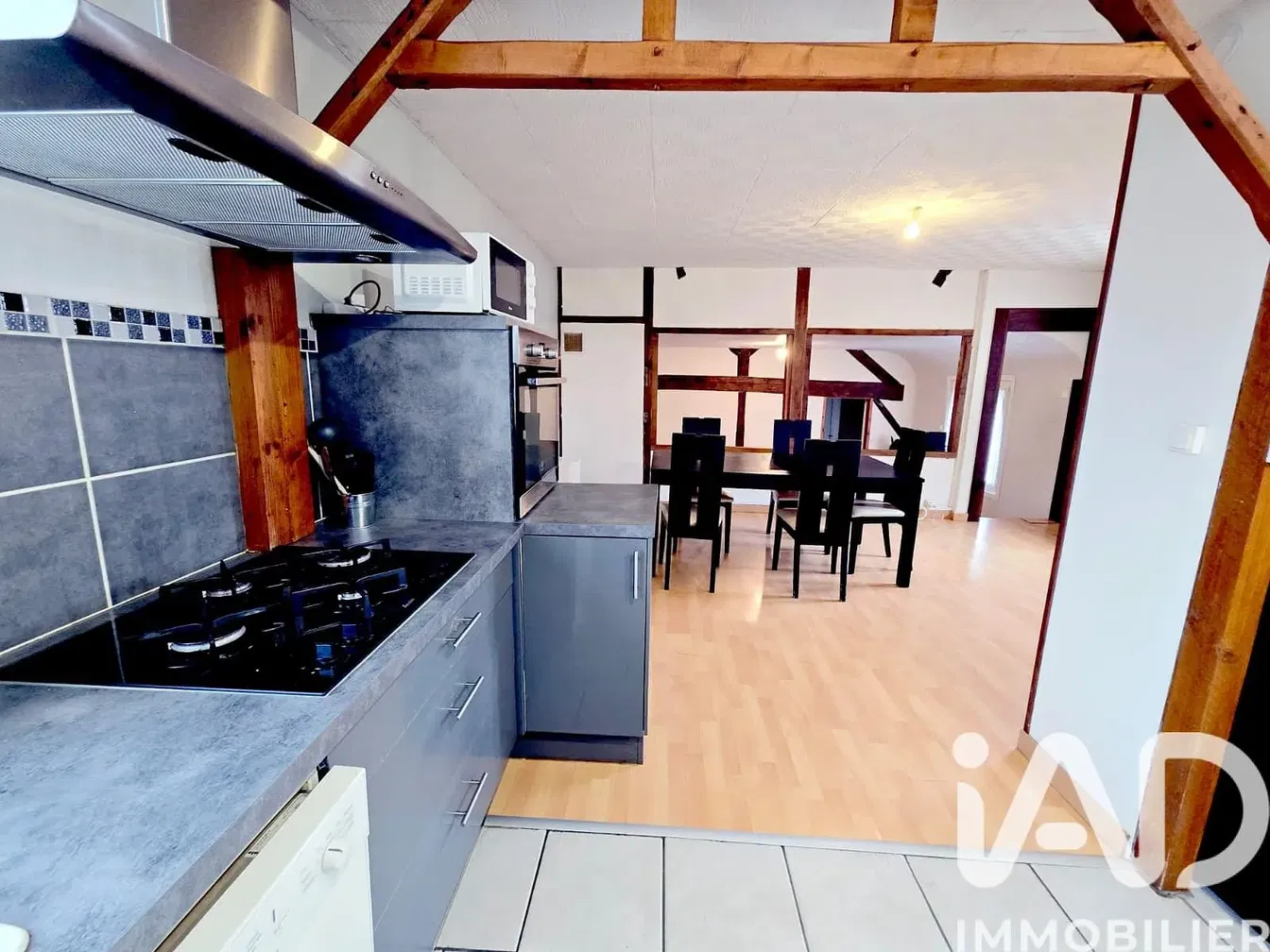 Keuken; keukenapparatuur, houten balken, tegelvloer, houten vloer