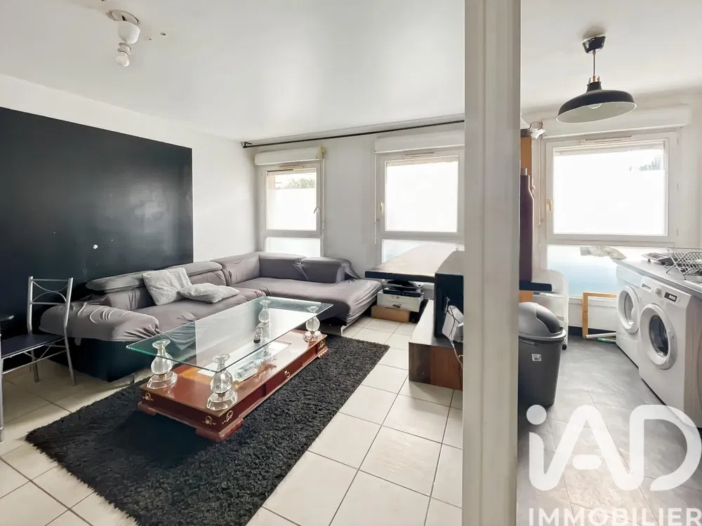 Woonkamer; tegelvloer, natuurlijk licht