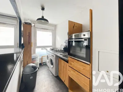 Keuken; keukenapparatuur, tegelvloer, natuurlijk licht