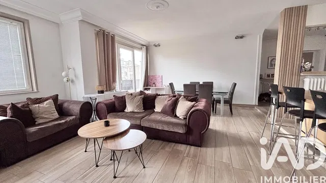 Wohnzimmer; tageslicht, moderner stil, holzboden