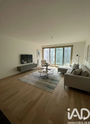 Obývací pokoj; výhled, dřevěná podlaha, přirozené světlo, moderní styl