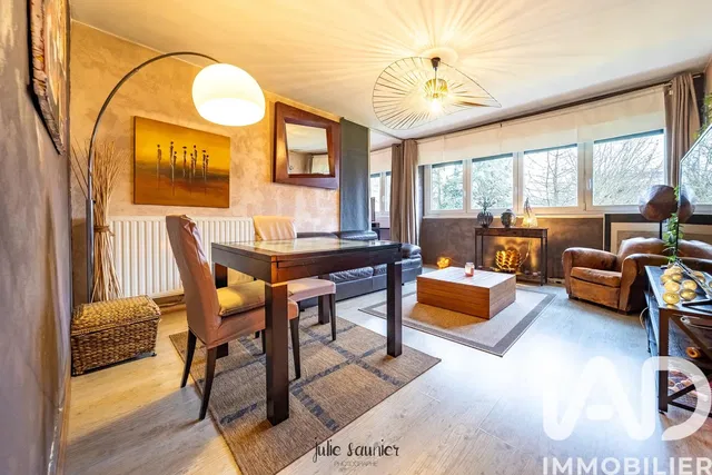 Woonkamer; moderne stijl, natuurlijk licht, houten vloer