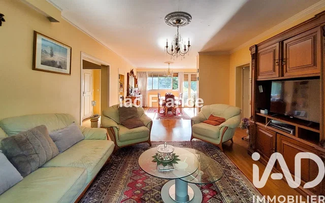 Obývací pokoj; rustikální styl, dřevěná podlaha, přirozené světlo