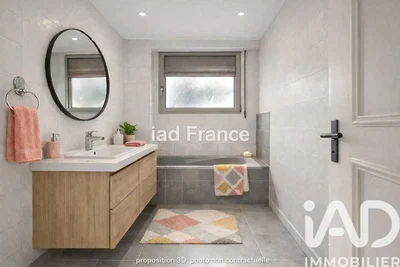 Salle de bain; carrelage, rénové, lumière naturelle