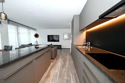 Cucina; vista, luce naturale, stile moderno, pavimento in piastrelle