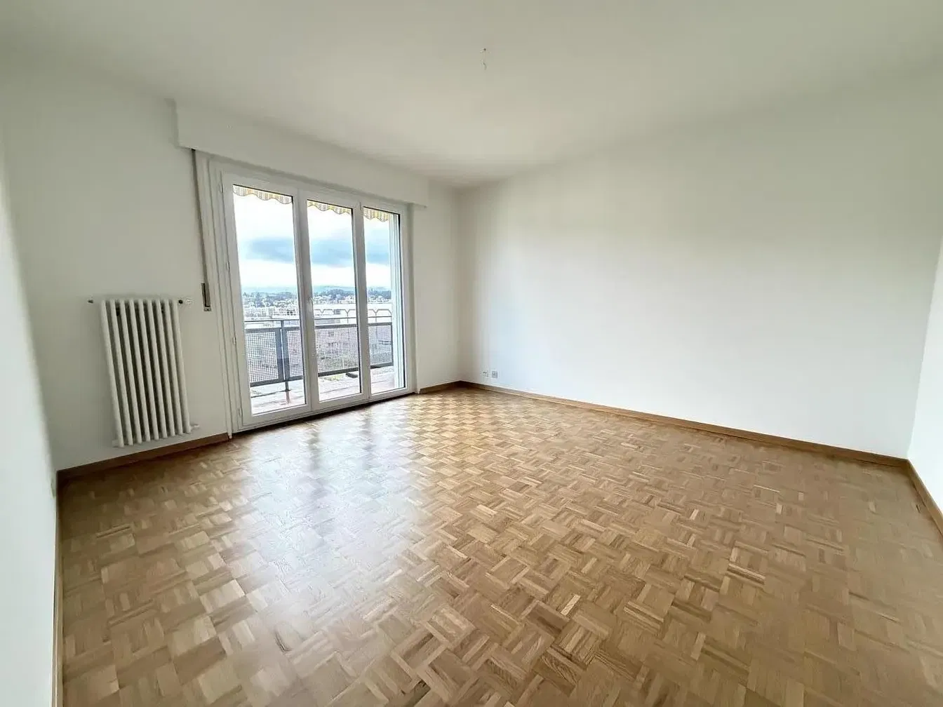 Soggiorno; vista, pavimento in legno, luce naturale