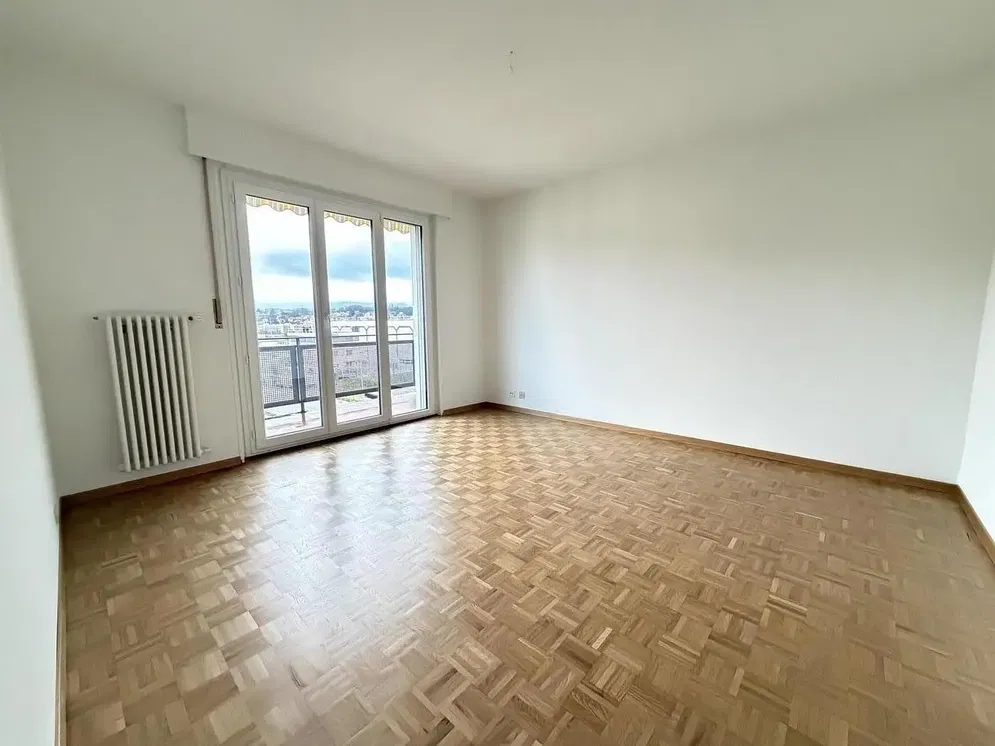 Soggiorno; vista, pavimento in legno, luce naturale
