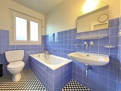 Bagno; pavimento in piastrelle, luce naturale