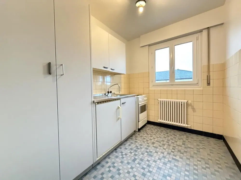 Cucina; pavimento in piastrelle, vista, luce naturale