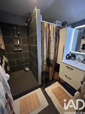 Badezimmer; fliesenboden, tageslicht, renoviert