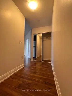 Kammer; holzboden, tageslicht