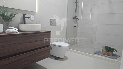 Купатило; плочице, реновиран, природно светло, модерни стил