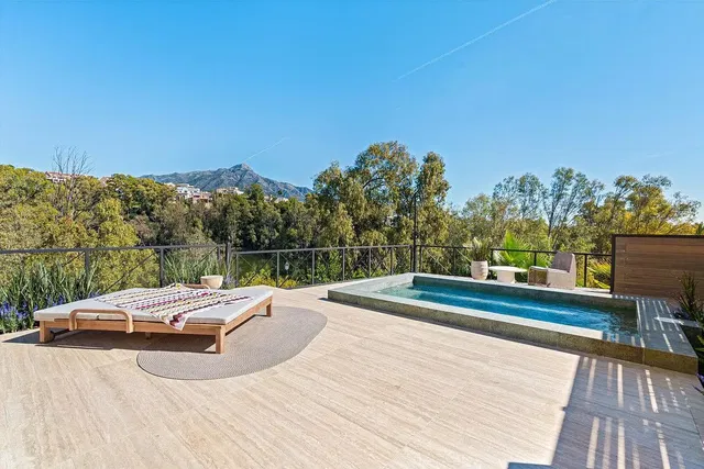 Terraza; vista, suelo de baldosas, luz natural