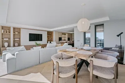 Salón; luz natural, estilo moderno, suelo de madera